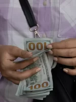 کاهش قیمت دلار در روز تعطیل بازار