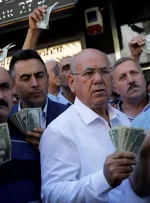 سر خریداران دلار‌ کلاه رفت
